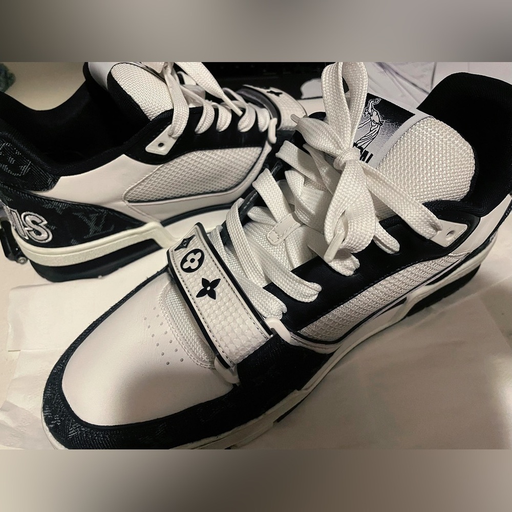 Louis Vuitton Trainer Sneaker Men’s size 8.5